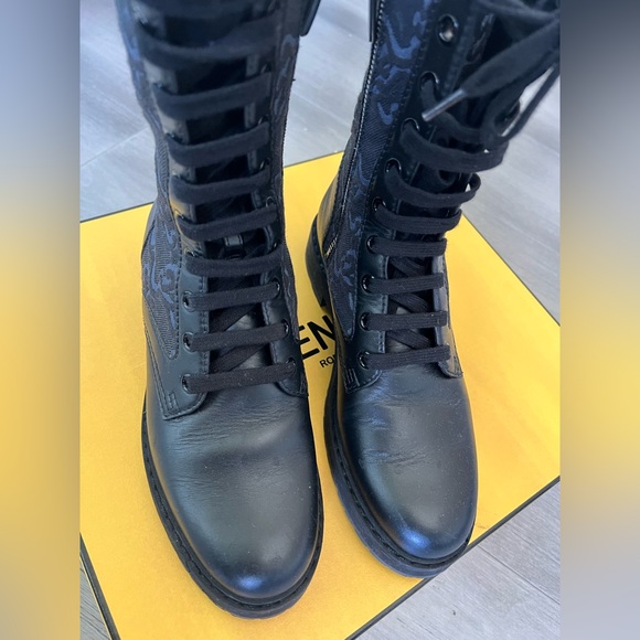 Fendi Karligraphy FF combat boots 6.5 used in great condition - Picture 5 of 16